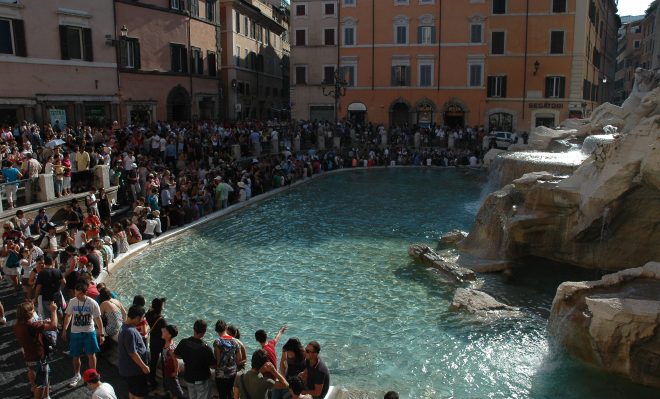 Gente en la Fontana di Trevi