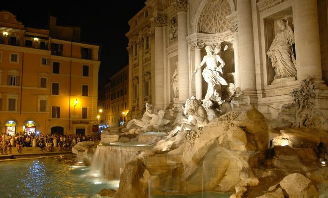 Fontana di Trevi iluminada por la noche
