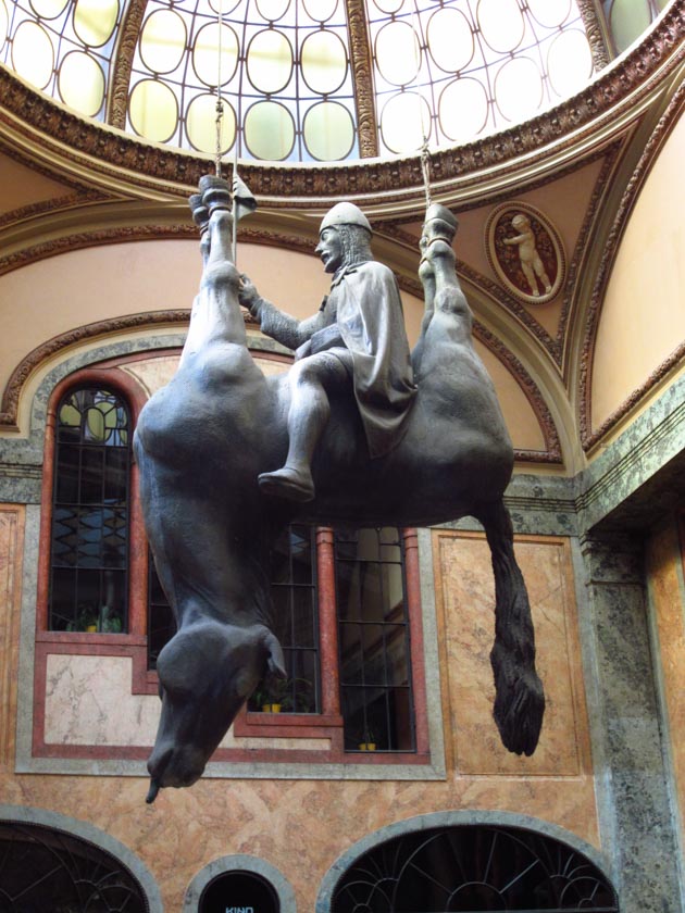 Controvertida estatua de San Wescelao en el Pasaje Lucerna