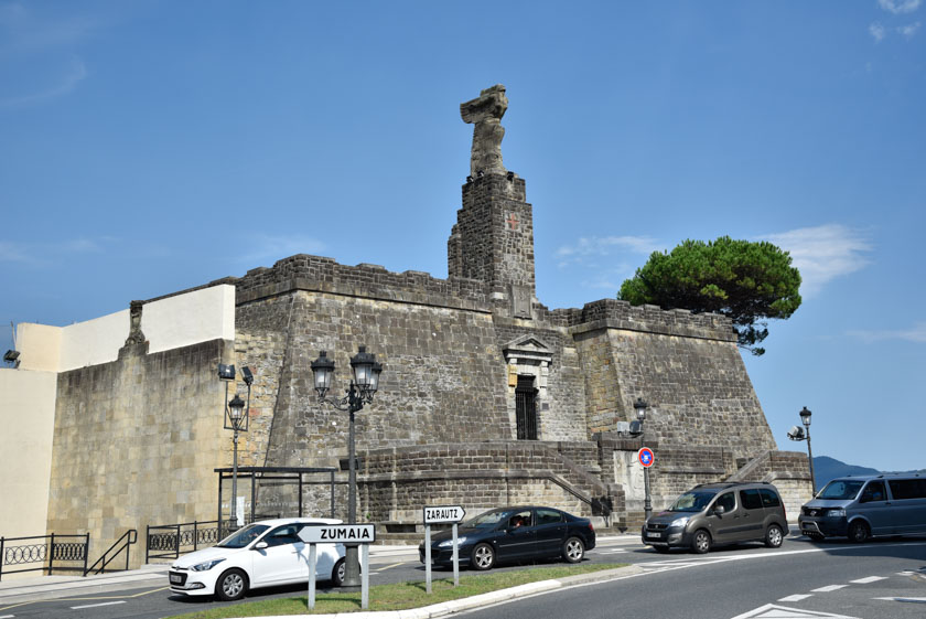 Uno de los monumentos a Elcano en Getaria