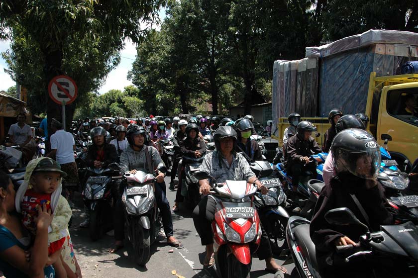 Caos de motos en Bali