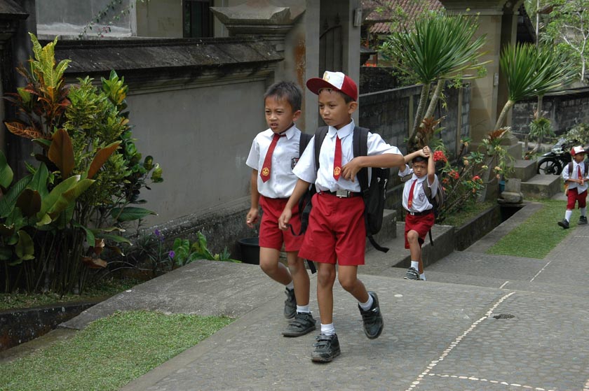 Niños preparados para el cole en Penglipuran
