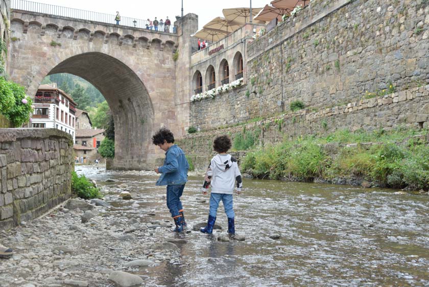 Daniel y Hugo en el río con el puente de fondo