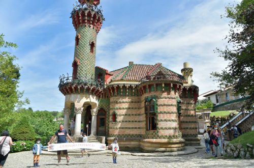 Posando en el Capricho de Gaudí